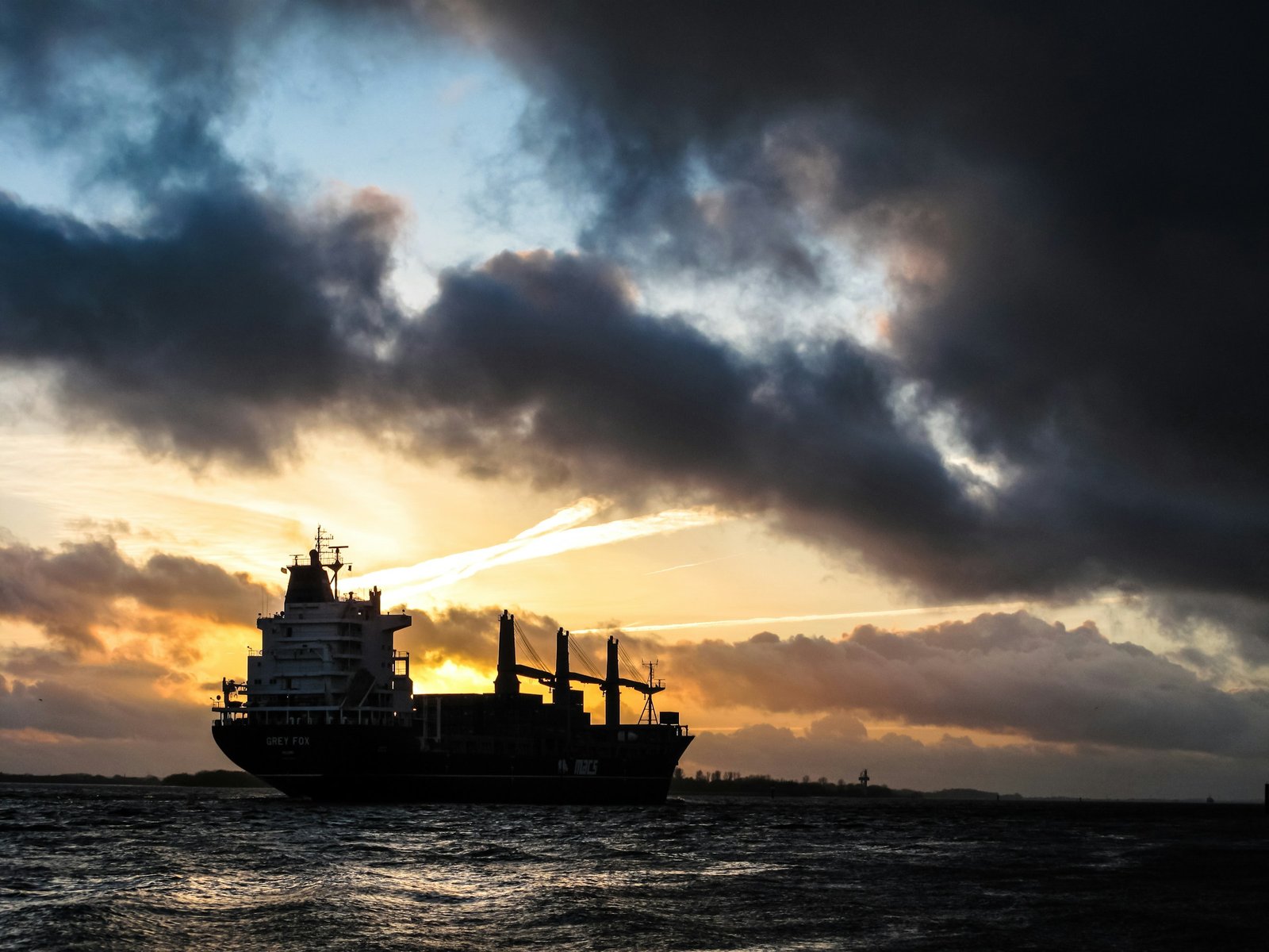 Base Oil Group III Applications in Formulating Synthetic Engine Oils | RK Petro